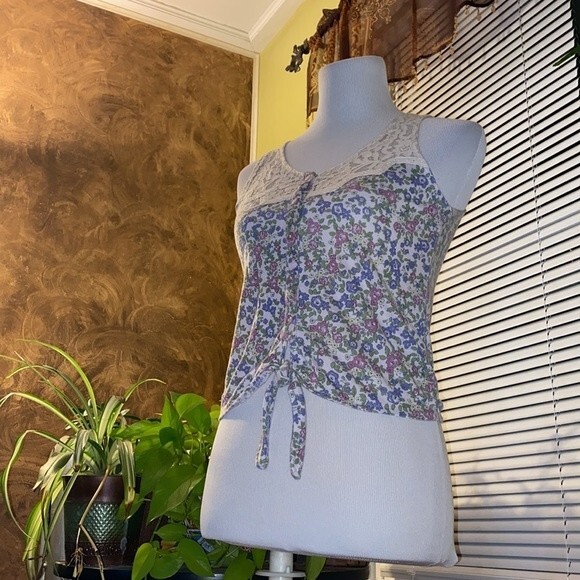 Floral Spring Top - Picture 4 of 9